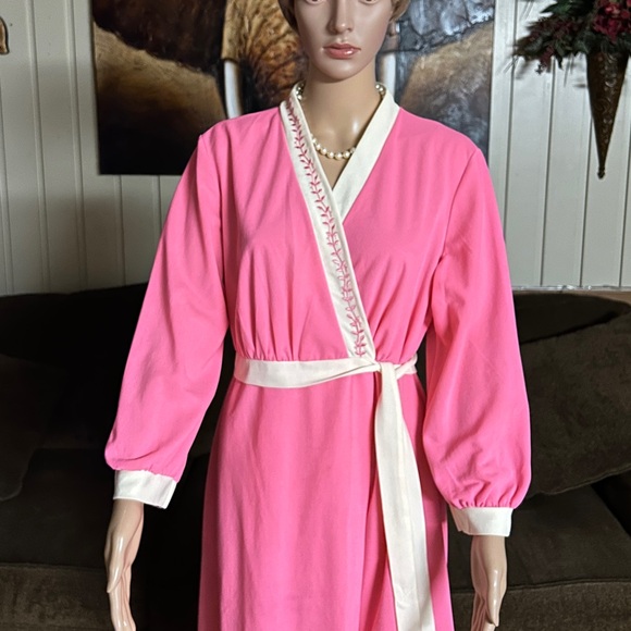 Vintage • 1970’s • Pink/ White • Size Medium • Robe • Floral • Embroidery - Picture 5 of 16